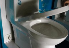 <b>新房裝修完住久了 出現(xiàn)馬桶蓋變黃怎么辦？</b>